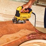 Serra Tico-Tico Dewalt 650W Ação Pendular e Eng Rápido 220V DWE300B2